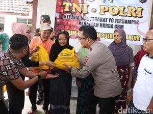 Senyum Sopir Angkot Nganjuk Dapat Sembako Dampak Harga BBM Naik Senyum Sopir Angkot Nganjuk Dapat Sembako Dampak Harga BBM Naik