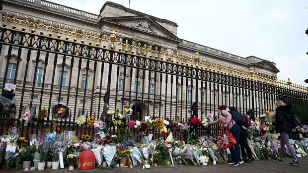LONDON - SEPTEMBER 09: Tributes are placed outside Buckingham Palace on September 09, 2022 in London, United Kingdom. Elizabeth Alexandra Mary Windsor was born in Bruton Street, Mayfair, London on 21 April 1926. She married Prince Philip in 1947 and acceded the throne of the United Kingdom and Commonwealth on 6 February 1952 after the death of her Father, King George VI. Queen Elizabeth II died at Balmoral Castle in Scotland on September 8, 2022, and is succeeded by her eldest son, King Charles III. (Photo by Gareth Copley/Getty Images)