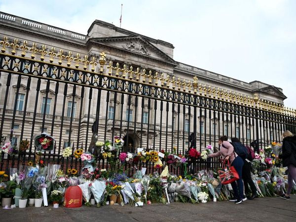 Melepas Ratu Elizabeth II, Bunga Duka Cita Penuhi Istana Buckingham