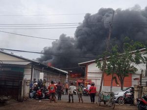 22 Mobil PMK Diluncurkan Padamkan Api di Gudang Penyimpanan Lampu Kalianak 22 Mobil PMK Diluncurkan Padamkan Api di Gudang Penyimpanan Lampu Kalianak