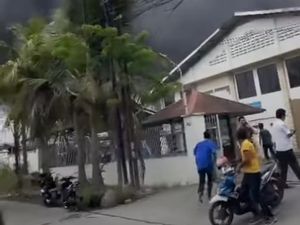 Gudang Penyimpanan Lampu di Kalianak Barat Terbakar, Api Membubung Tinggi Gudang Penyimpanan Lampu di Kalianak Barat Terbakar, Api Membubung Tinggi