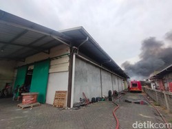 Banyaknya Kardus Perparah Kebakaran Gudang Lampu Kalianak Surabaya