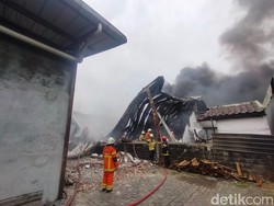 Kebakaran Ambrukkan Bangunan Gudang Lampu di Kalianak Surabaya
