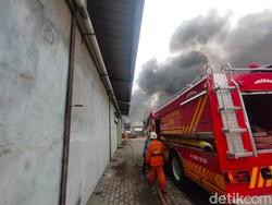 Kebakaran Gudang Lampu Kalianak Padam, Petugas PMK Lakukan Pembasahan