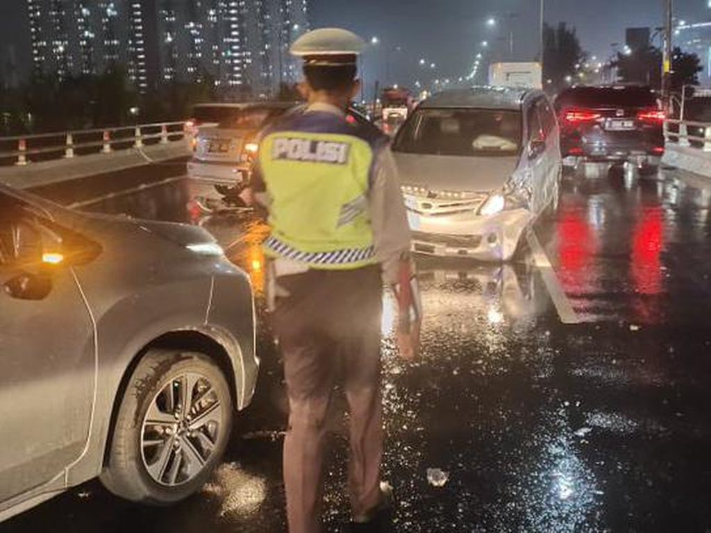 Polisi Periksa Pengemudi Mobil Penyebab Kecelakaan Maut di Tol Jelambar Polisi Periksa Pengemudi Mobil Penyebab Kecelakaan Maut di Tol Jelambar