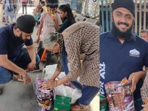 Keren! Nenek Ini Semangat Jualan Cokelat di Kereta dan Tolak Sumbangan