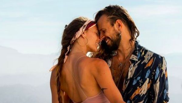 8 Potret Mesra Pasangan yang Bulan Madu Selama 10 Tahun, Bikin Mupeng