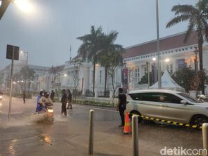 Viral Pemotor Tergelincir di Kota Tua, Anies: Motor yang Langgar