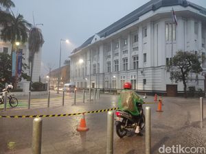 Viral Banyak Pemotor Terpeleset di Kota Tua DKI, Begini Kondisi Jalannya Viral Banyak Pemotor Terpeleset di Kota Tua DKI, Begini Kondisi Jalannya
