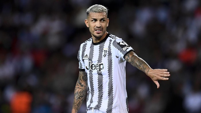 PARC DES PRINCES, PARIS, FRANCE - 2022/09/06: Leandro Paredes of Juventus FC gestures during the UEFA Champions League football match between Paris Saint-Germain FC and Juventus FC. Paris Saint-Germain FC won 2-1 over Juventus FC. (Photo by Nicolò Campo/LightRocket via Getty Images)