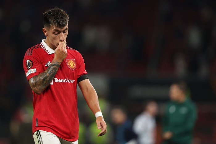MANCHESTER, ENGLAND - SEPTEMBER 08: Lisandro Martinez of Manchester United is shown a yellow card by referee Marco Di Bello after Real Sociedad are awarded a penalty for handball during the UEFA Europa League group E match between Manchester United and Real Sociedad at Old Trafford on September 08, 2022 in Manchester, England. (Photo by Alex Livesey - Danehouse/Getty Images)