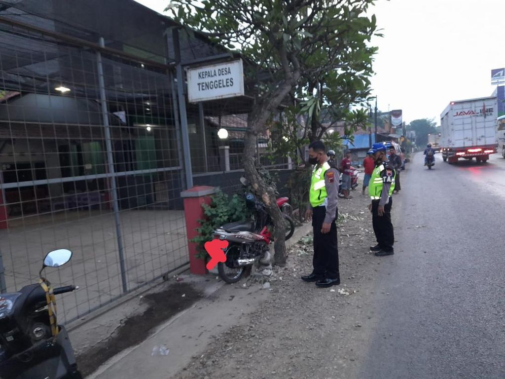 Pemotor Tewas Tabrak Pohon di Pantura Mejobo Kudus Pemotor Tewas Tabrak Pohon di Pantura Mejobo Kudus