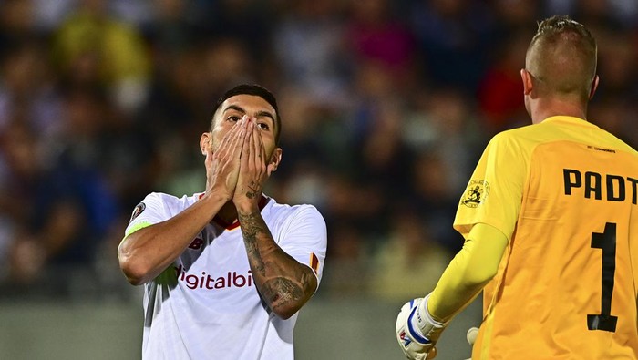 AS Romas Italian midfielder Lorenzo Pellegrini (L) reacts after missing a goal opportunity during the UEFA Europa League Group C football match between Ludogorets Razgrad and AS Roma in Razgrad on September 8, 2022. (Photo by Nikolay DOYCHINOV / AFP) (Photo by NIKOLAY DOYCHINOV/AFP via Getty Images)