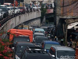 Begini Kemacetan di Ciputat yang Jadi Sarapan Pengendara Tiap Hari