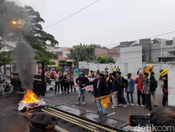 Demo Tolak BBM Naik, Mahasiswa Robohkan Gerbang Gedung DPRD Kota Bogor