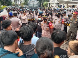 Demo BBM Naik, Mahasiswa Indramayu Jebol Pagar Kantor DPRD