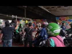 Mahasiswa Trisakti Bagikan BBM Gratis Buat Abang Ojol