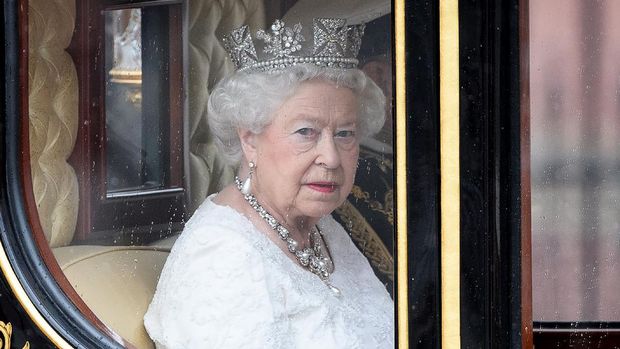Britain's Queen Elizabeth II travels towards the Houses of Parliament in the Jubilee State Carriage as she prepares to attend the State Opening of Parliament in central London on May 18, 2016. - The State Opening of Parliament marks the formal start of the parliamentary year and the Queen's Speech sets out the governments agenda for the coming session. (Photo by LEON NEAL / AFP)