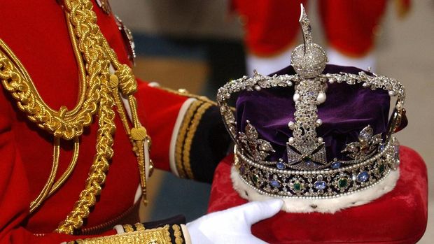 The crown of Britain's Queen Elizabeth II is carried into the House of Lords for the State Opening of Parliament 23 November 2004, in London. The British government announced Tuesday a range of new measures to fight global terrorism and organised crime, as Queen Elizabeth II set out its new legislative agenda.  /WPA ROTA POOL (Photo by Martin HAYHOW / AFP)
