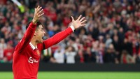 Para bek Real Sociedad pun mampu meredam pergerakan Cristiano Ronaldo. Di menit ke-85, Cristiano Ronaldo mengklaim penalti setelah dijatuhkan Zubimendi. Wasit menyatakan play on (Getty Images)