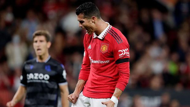 MANCHESTER, UNITED KINGDOM - SEPTEMBER 8:  (L-R) David de Gea of Manchester United, Antony of Manchester United, Diogo Dalot of Manchester United, Victor Lindelof of Manchester United, Casemiro of Manchester United, Fred of Manchester United, Christian Eriksen of Manchester United, Harry Maguire of Manchester United, m36, Tyrell Malacia of Manchester United, Chistiano Ronaldo of Manchester United one minute silence for Queen Elizabeth II of England during the UEFA Europa League   match between Manchester United v Real Sociedad at the Old Trafford on September 8, 2022 in Manchester United Kingdom (Photo by David S. Bustamante/Soccrates/Getty Images)