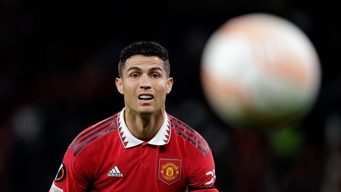 MANCHESTER, UNITED KINGDOM - SEPTEMBER 8:  (L-R) David de Gea of Manchester United, Antony of Manchester United, Diogo Dalot of Manchester United, Victor Lindelof of Manchester United, Casemiro of Manchester United, Fred of Manchester United, Christian Eriksen of Manchester United, Harry Maguire of Manchester United, m36, Tyrell Malacia of Manchester United, Chistiano Ronaldo of Manchester United one minute silence for Queen Elizabeth II of England during the UEFA Europa League   match between Manchester United v Real Sociedad at the Old Trafford on September 8, 2022 in Manchester United Kingdom (Photo by David S. Bustamante/Soccrates/Getty Images)