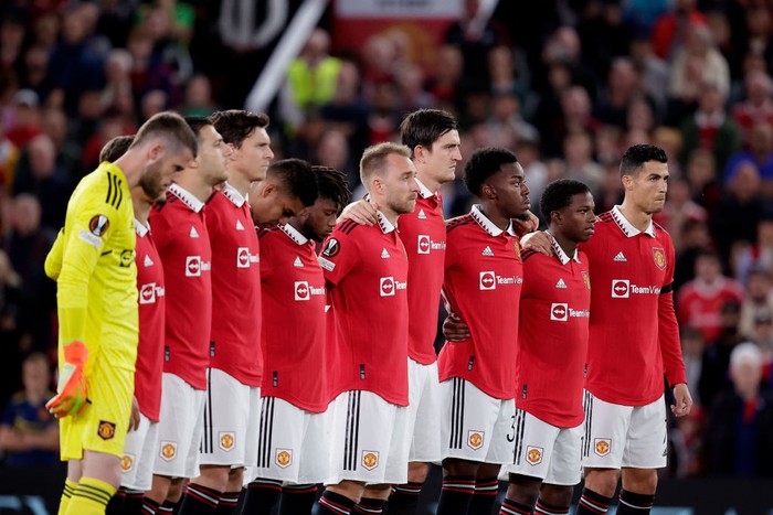 Manchester United vs Real Sociedad, Cristiano Ronaldo MANCHESTER, UNITED KINGDOM - SEPTEMBER 8: (L-R) David de Gea of Manchester United, Antony of Manchester United, Diogo Dalot of Manchester United, Victor Lindelof of Manchester United, Casemiro of Manchester United, Fred of Manchester United, Christian Eriksen of Manchester United, Harry Maguire of Manchester United, m36, Tyrell Malacia of Manchester United, Chistiano Ronaldo of Manchester United one minute silence for Queen Elizabeth II of England during the UEFA Europa League match between Manchester United v Real Sociedad at the Old Trafford on September 8, 2022 in Manchester United Kingdom (Photo by David S. Bustamante/Soccrates/Getty Images)