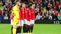 Mengheningkan cipta digelar saat Manchester United bentrok dengan Real Sociedad di Old Trafford. (Foto: Getty Images/Alex Livesey - Danehouse)