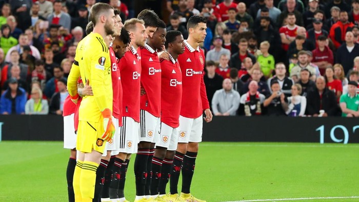 MANCHESTER, ENGLAND - SEPTEMBER 08: Manchester United players participate in a minutes silence following the passing of HM Queen Elizabeth II ahead of the UEFA Europa League group E match between Manchester United and Real Sociedad at Old Trafford on September 08, 2022 in Manchester, England. (Photo by Alex Livesey - Danehouse/Getty Images)
