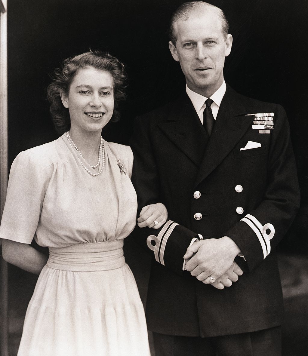 Masa Muda Ratu Elizabeth II (Original Caption) 7/11/1947-London, England- Princess Elizabeth, Britain's future queen, and Lt. Philip Mountbatten shown at Buckingham Palace. On her engagement finger, the Princess wears a three-diamond ring, symbolic of her bethrotal. Photo was made July 10th when the royal lovers made their first public appearance following announcement of their engagement by King George.