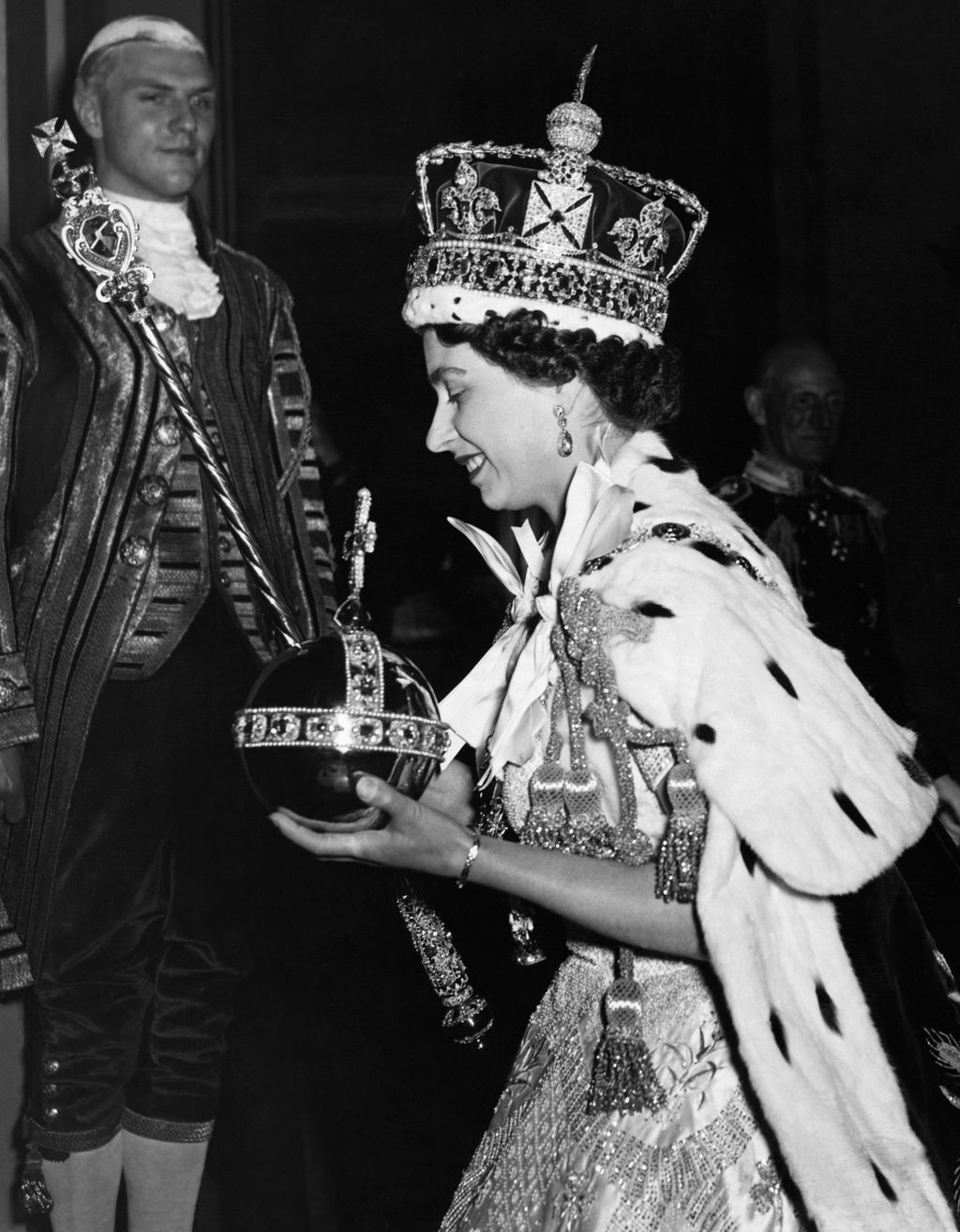 Masa Muda Ratu Elizabeth II Queen Elizabeth II, wearing the Imperial State Crown and carrying the Orb, arrives at Buckingham Palace from Westminster Abbey, after her coronation in 1953. (Photo by © Hulton-Deutsch Collection/CORBIS/Corbis via Getty Images)