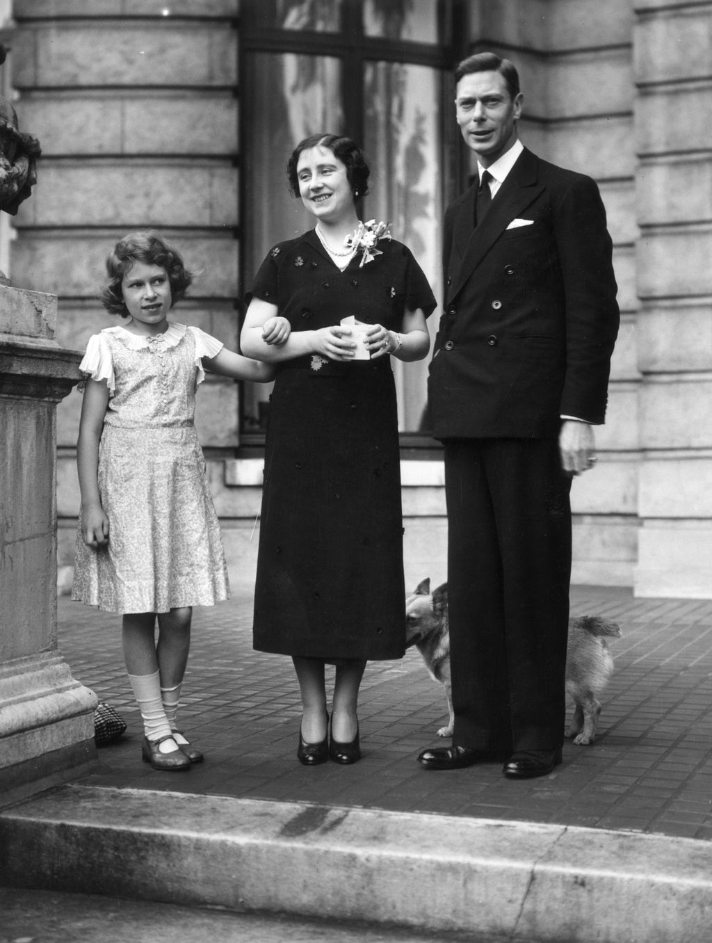 Masa Muda Ratu Elizabeth II July 1936: George, Duke of York (1895 - 1952) and Elizabeth, Duchess of York (1900 - 2002) with their daughter Princess Elizabeth on the terrace at 145 Piccadilly, London, their home before the Duke's accession to the throne. (Photo by Lisa Sheridan/Studio Lisa/Hulton Archive/Getty Images)