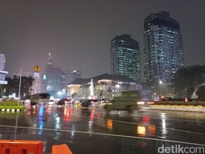 Massa Demo BBM Bubar, Jalan Medan Merdeka Barat Kembali Dibuka Massa Demo BBM Bubar, Jalan Medan Merdeka Barat Kembali Dibuka