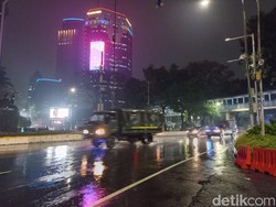 Demo di Patung Kuda Bubar Usai Diguyur Hujan, Lalin kembali Normal