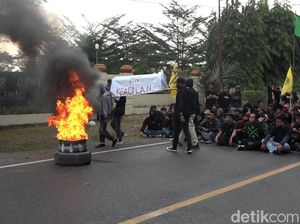 Demo Tolak Kenaikan Harga BBM di Mamuju, Massa Bawa Keranda Mayat