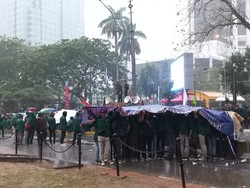 Diguyur Hujan, Massa Demo Tolak Kenaikan BBM di Patung Kuda Bertahan