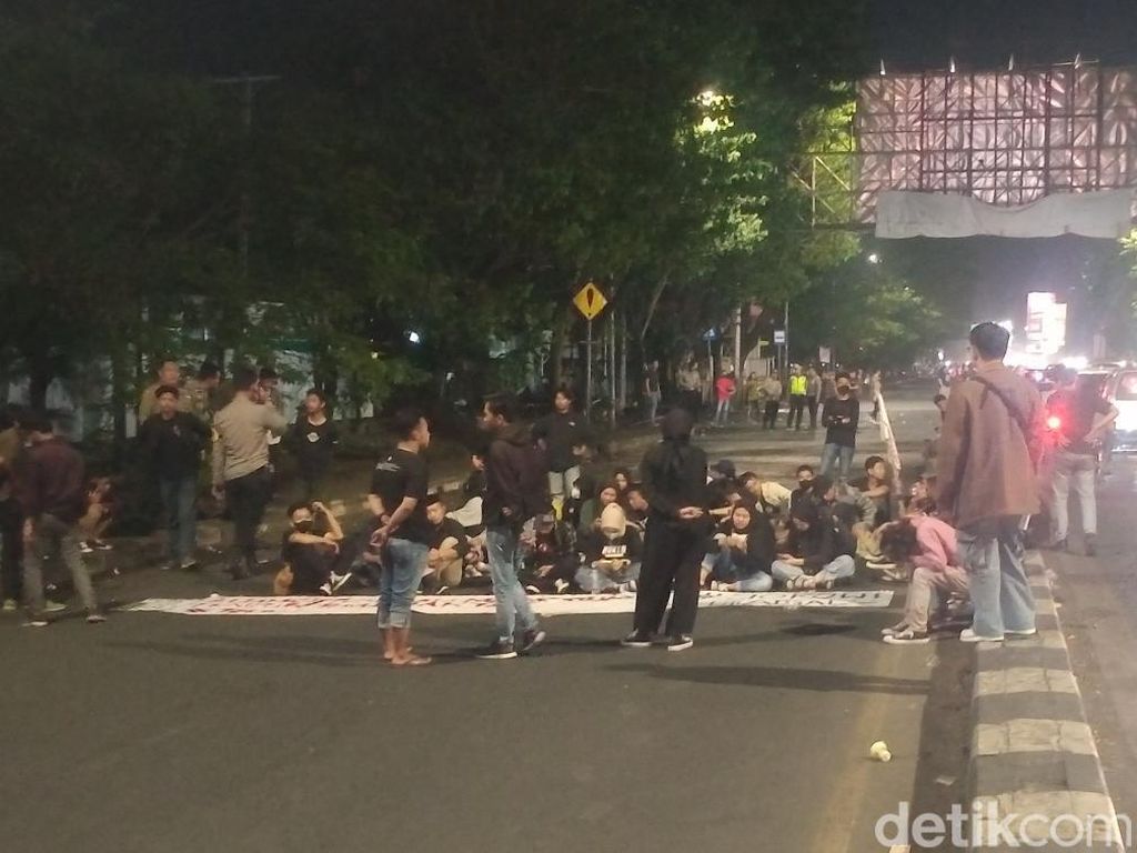 Massa Demo BBM Tutup Satu Jalur Jalan Alauddin Makassar, Lalin Macet 1 Km