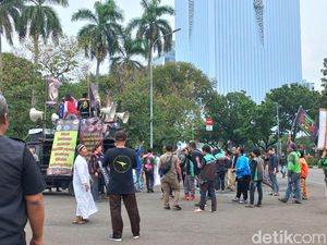 Massa Ojol Demo Harga BBM Naik Mulai Berdatangan ke Patung Kuda Jakpus