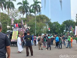 Mahasiswa-Ojol Demo Tolak Kenaikan BBM di Kawasan Patung Kuda
