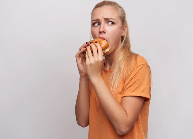 Mengkonsumsi Makanan Tidak Teratur/Foto: freepik.com/nakaridore Mengkonsumsi Makanan Tidak Teratur