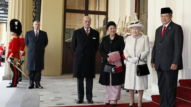 (L-R) Britain's Prince Philip, Duke of Edinburgh, Indonesian First Lady Ani Yudhoyono, Britain's Queen Elizabeth II and Indonesian President Susilo Bambang Yudhoyono pose for a picture together as they arrive at Buckingham Palace after a ceremonial welcome in central London on October 31, 2012. Indonesia's President Susilo Bambang Yudhoyono begins a three-day state visit to Britain, with officials keen to impress the emerging Asian power with a display of British pomp and pageantry.   AFP PHOTO / POOL / STEFAN WERMUTH        (Photo credit should read STEFAN WERMUTH/AFP via Getty Images)