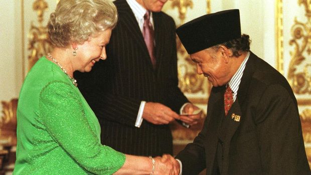 LONDON, UNITED KINGDOM - APRIL 3:  Indonesian Vice President Bacharuddin Habibie is greeted by Queen Elizabeth II as he welcomed for dinner at Buckingham Palace on the second day of the Asia-Europe Meeting (ASEM) 03 April. The three days of meetings are likely to be dominated by discussions on how the Asian economic crisis is being handled.  (Photo credit should read JONATHAN EVANS/AFP via Getty Images)