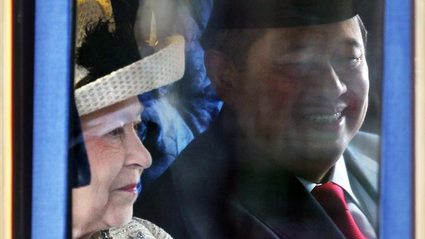 LONDON, ENGLAND - OCTOBER 31:  Queen Elizabeth II and Indonesian President Susilo Bambang Yudhoyono arrive at Horse Guards Parade for the Ceremonial Welcome of Susilo Bambang Yudhoyono, President of the Republic of Indonesia and his wife on October 31, 2012 in London, England. During President Yudhoyono and his wife's three day State Visit to the UK they will stay in Buckingham Palace and meet with members of the Royal Family, Prime Minister David Cameron and lay a wreath at the Grave of the Unknown Warrior in Westminster Abbey.  (Photo by Lewis Whyld - WPA Pool/Getty Images)