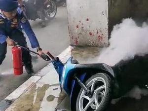 Motor di Pinggir Jalan Jakpus Terbakar, Damkar Turun Tangan