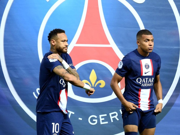 Paris Saint-Germains Brazilian forward Neymar (L) and French forward Kylian Mbappe are pictured ahead of the French L1 football match between Paris-Saint Germain (PSG) and AS Monaco at The Parc des Princes Stadium in Paris on August 28, 2022. (Photo by FRANCK FIFE / AFP) (Photo by FRANCK FIFE/AFP via Getty Images)