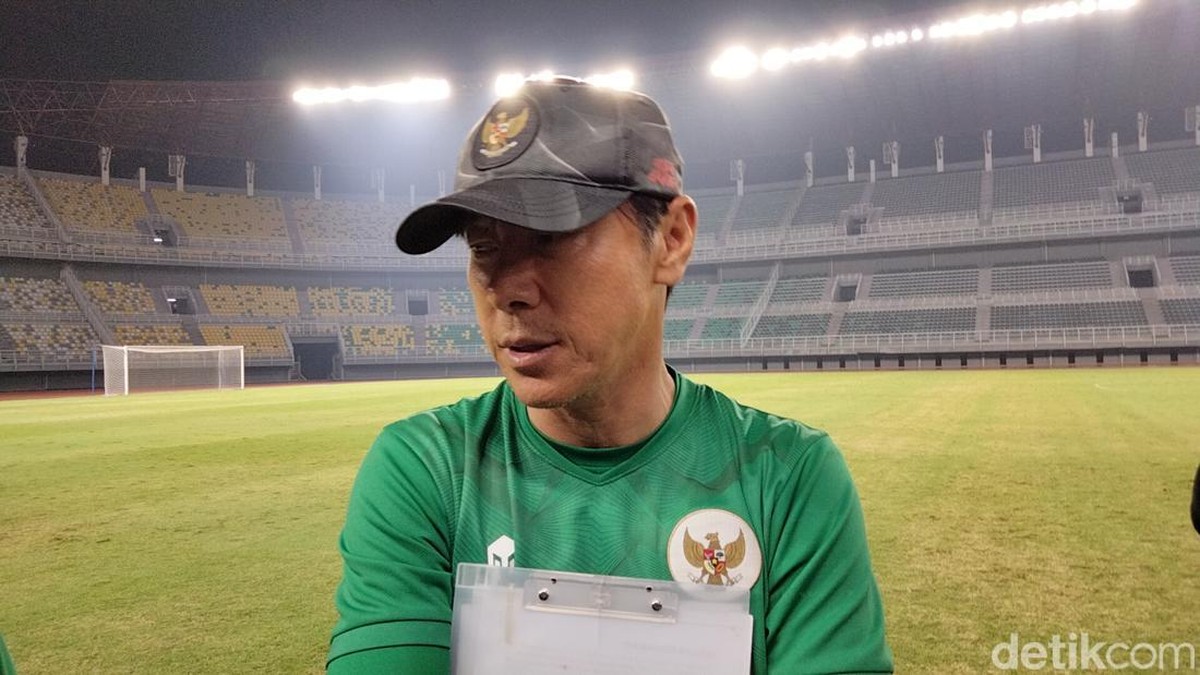 Shin Tae-yong memberikan dukungan kepada Ketua Umum PSSI. (Foto: Deny Prastyo Utomo/detikcom)