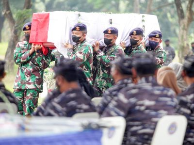 Pemakaman Pilot-CoPilot Bonanza TNI AL yang Jatuh di Selat Madura