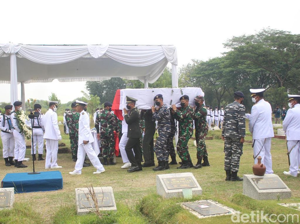 Haru Pemakaman Pilot dan Kopilot Pesawat Bonanza yang Jatuh di Selat Madura