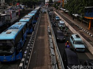 Kebijakan Baru TransJ Bikin Antrean Mengular di Sejumlah Halte