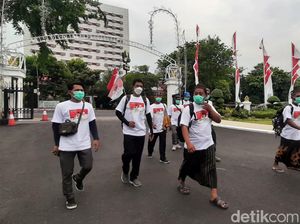 Pencinta Gus Dur Jalan Kaki dari Jombang ke Surabaya Dukung Prabowo-Khofifah Pencinta Gus Dur Jalan Kaki dari Jombang ke Surabaya Dukung Prabowo-Khofifah